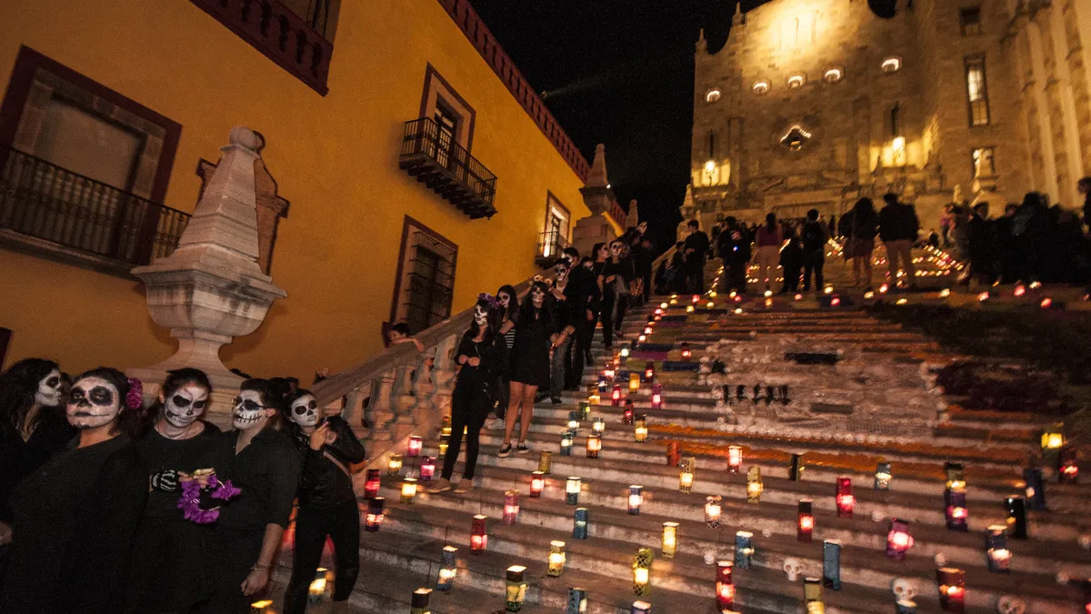 Altar de Muertos en las Escalinatas de la Universidad de Guanajuato